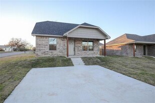 901 N Barrett Ave in Denison, TX - Building Photo
