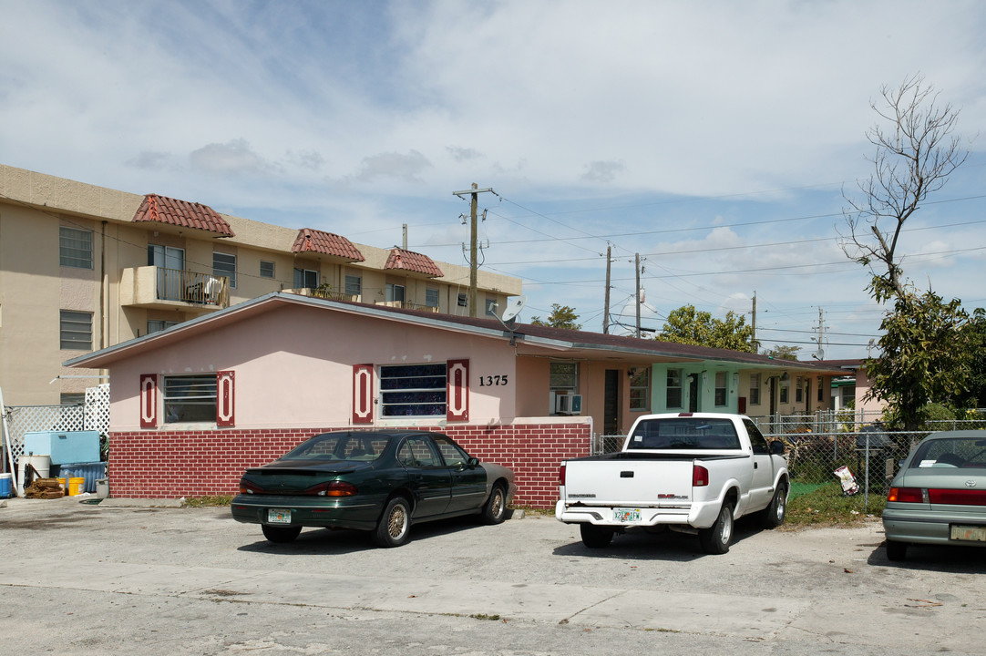 1375 W 28th St in Hialeah, FL - Foto de edificio