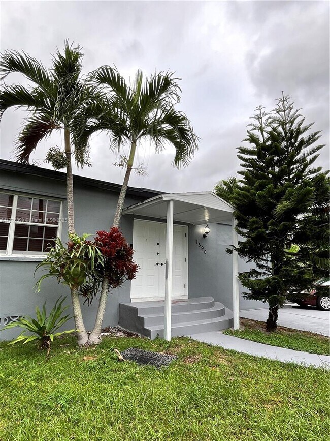 1590 NE 141st St in North Miami, FL - Foto de edificio - Building Photo