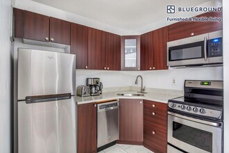 220 W 14th St in New York, NY - Building Photo - Building Photo