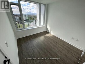 2495 Eglinton Ave W in Mississauga, ON - Building Photo - Building Photo