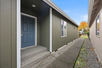 2420 Boulevard Heights Loop SE in Olympia, WA - Building Photo - Building Photo