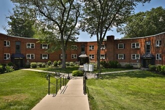 Oak Gardens Apartments in Doylestown, PA - Foto de edificio - Building Photo