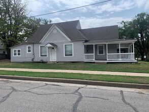 27 W 9th Ave in Hutchinson, KS - Building Photo - Building Photo