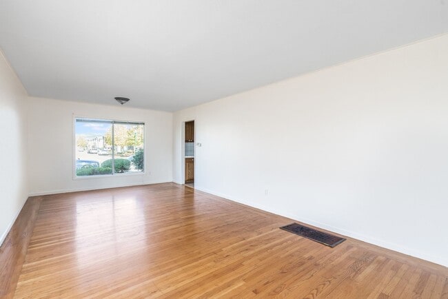 1572 Buena Vista Ave in Alameda, CA - Building Photo - Building Photo