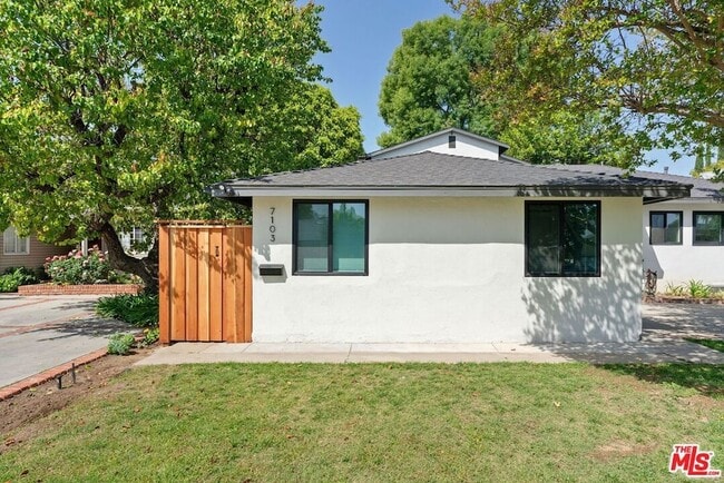 7103 Hatillo Ave in Los Angeles, CA - Foto de edificio - Building Photo