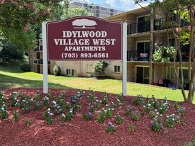 Idylwood Village West in Falls Church, VA - Building Photo