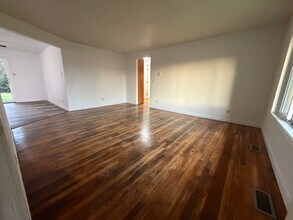 1316 C St in Independence, OR - Building Photo - Building Photo