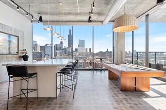 1050 W Van Buren St in Chicago, IL - Foto de edificio - Building Photo