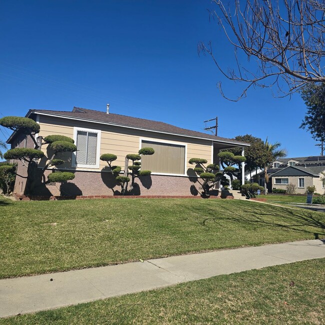 2949 Hardwick St in Lakewood, CA - Foto de edificio - Building Photo