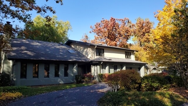 1043 Ridgewood Dr in Highland Park, IL - Foto de edificio