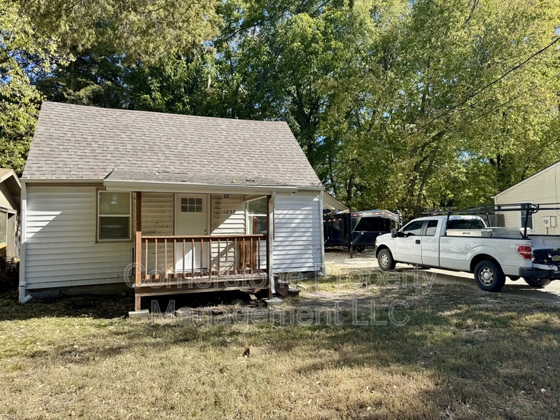 1230 Haskell Ave in Lawrence, KS - Foto de edificio