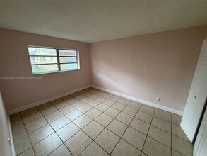 4732 SW 33rd Ave in Fort Lauderdale, FL - Foto de edificio - Building Photo