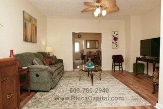 215 S Atlantic Ave E in Stratford, NJ - Foto de edificio - Building Photo