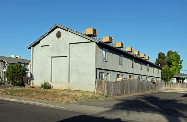 341 N Magnolia St in Woodlake, CA - Building Photo - Building Photo