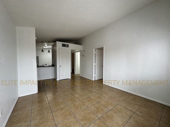 423 E Thoroughbred St in Tucson, AZ - Building Photo - Building Photo