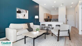 5256 International Dr in Orlando, FL - Building Photo