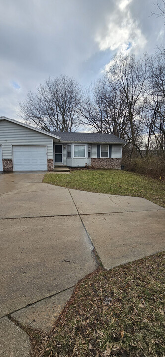 2574 Prairie St SW in Wyoming, MI - Foto de edificio
