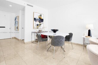 801 Brickell Key Blvd in Miami, FL - Building Photo - Building Photo