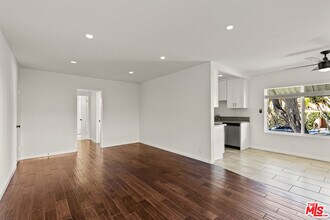 1006 Havenhurst Dr in Los Angeles, CA - Building Photo - Building Photo