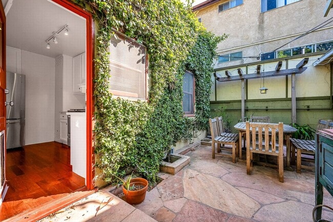 660 Ocean Park Blvd in Santa Monica, CA - Building Photo - Building Photo
