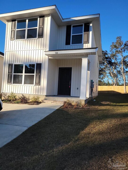 384 Hilburn Ln in Pensacola, FL - Building Photo