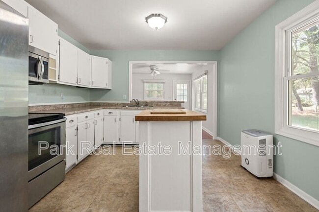 8907 Rollingwood Rd in Chapel Hill, NC - Building Photo - Building Photo