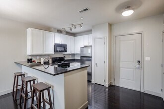 121 E Freedom Way in Cincinnati, OH - Building Photo - Building Photo