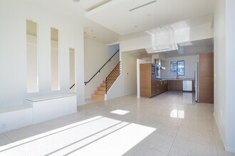 8639 Whitworth Dr in Los Angeles, CA - Foto de edificio - Building Photo