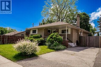 73 Thornbeck Dr in Toronto, ON - Building Photo - Building Photo