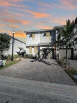 165 SW 170th Ave in Pembroke Pines, FL - Building Photo