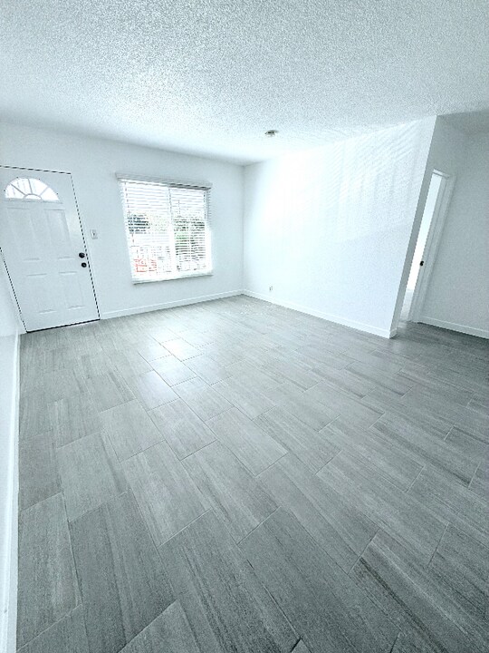 8729 Lyndora St in Downey, CA - Foto de edificio