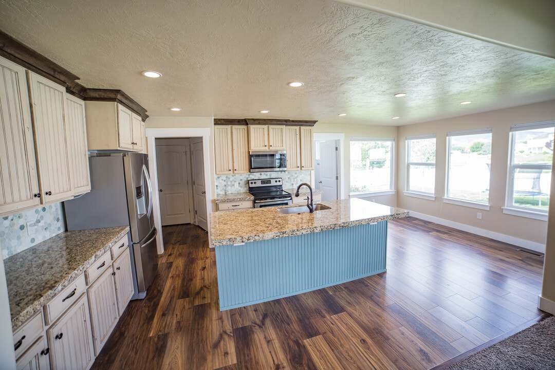 1711 W Hamilton Dr in Riverton, UT - Building Photo