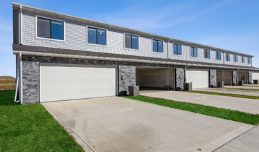 14439 Springbrook Trl in Urbandale, IA - Foto de edificio - Building Photo