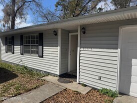 1011B W Pratt St in Starke, FL - Building Photo