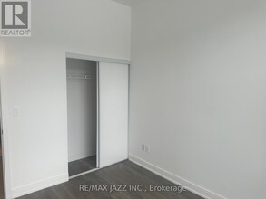 705 Davis Dr in Newmarket, ON - Building Photo - Building Photo