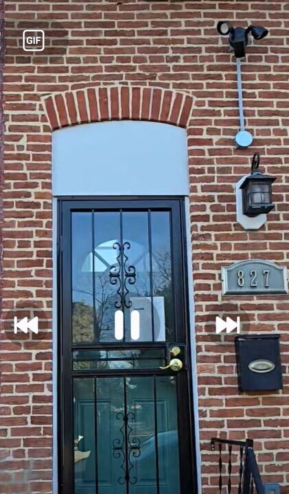 827 N Caroline St in Baltimore, MD - Building Photo