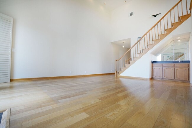 10465 Eastborne Ave in Los Angeles, CA - Building Photo - Building Photo
