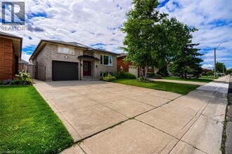 15 Kingsberry St in Hamilton, ON - Building Photo - Building Photo