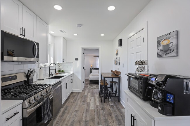 1900 Pratt Ave in Des Plaines, IL - Foto de edificio - Building Photo