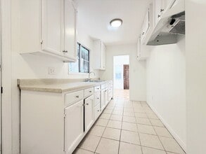 727 E 81st St in Los Angeles, CA - Building Photo - Building Photo