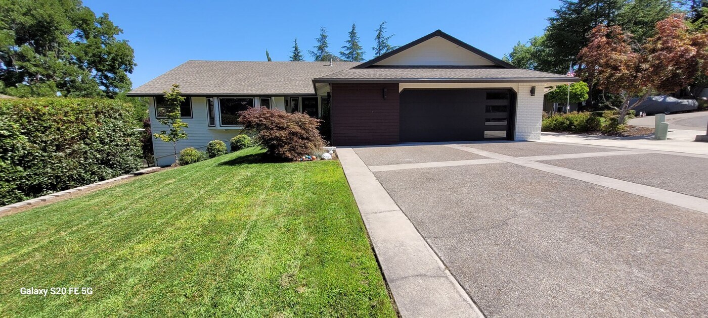 4325 Jennie Way in Medford, OR - Building Photo
