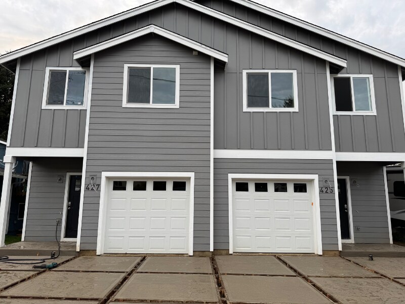 425 SE Inlet Ave in Lincoln City, OR - Foto de edificio