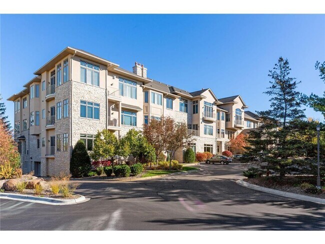 555 Oak Ridge Pl in Hopkins, MN - Foto de edificio - Building Photo