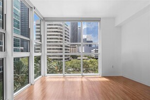950 Brickell Bay Dr, Unit 501 in Miami, FL - Building Photo