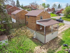 325 Poe Dr in Pittsburgh, PA - Building Photo - Building Photo