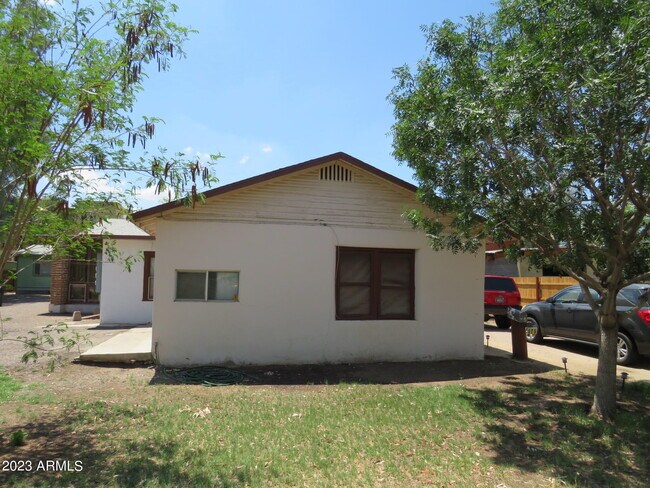 property at 521 W 5th St