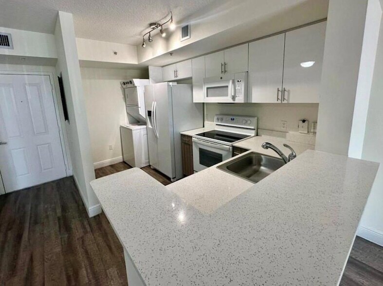 18335 NW 68th Ave, Unit 245-518 in Hialeah, FL - Building Photo