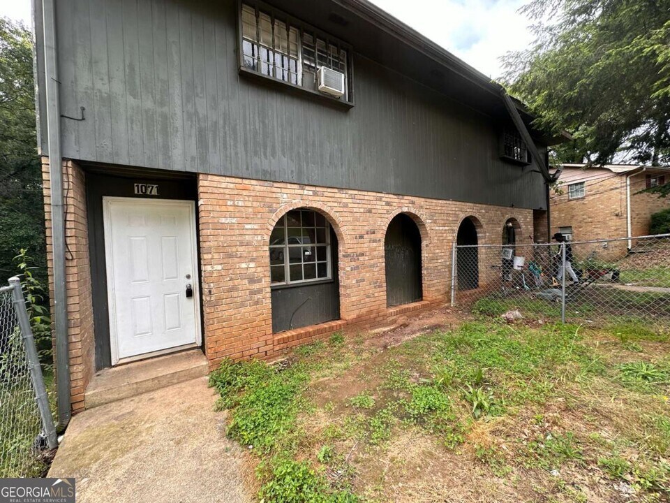 1071 Laurel Ln NW in Conyers, GA - Building Photo