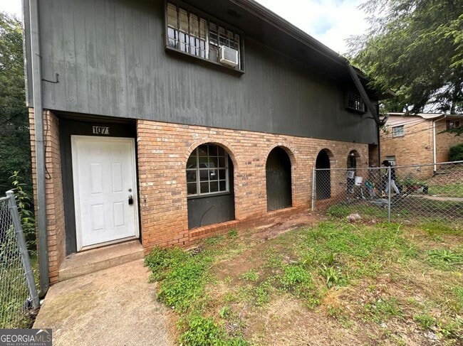 property at 1071 Laurel Ln NW